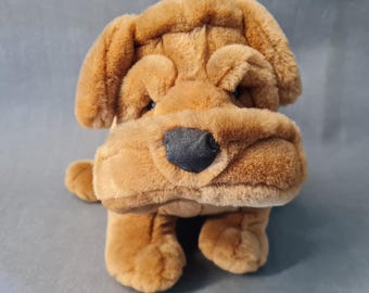 Peluche Shar-Pei, marca "Rêves de Peluches", collezione di peluche, giocattolo, peluche, collezione di cani, cane cinese, cane plissettato, anni '80