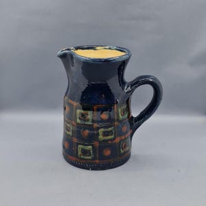 Antik blåglaserad keramikkanna, Saint-Jorioz Pottery i Annecy, Frankrike, Y. & S. Rybczyncki, geometrisk mönsterdekoration, karaff, 1960-talet