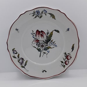 Old plate with scalloped edge, Malicorne earthenware, hand-painted decoration, mark below TE for Émile Tessier, early 20th century (2)