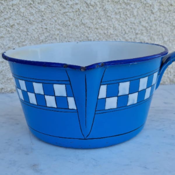 Large saucepan in blue and white enameled sheet metal, with so-called "Lustucru" decoration, rustic kitchen decor, enameled sheet metal collection, circa 1900