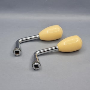 Può includere: Una tazza di ceramica bianca con manico nero e la scritta "But First, Coffee" in grassetto nero. La tazza è posta su uno sfondo sfocato, che suggerisce un'atmosfera accogliente. La tazza è alta circa 10 cm.