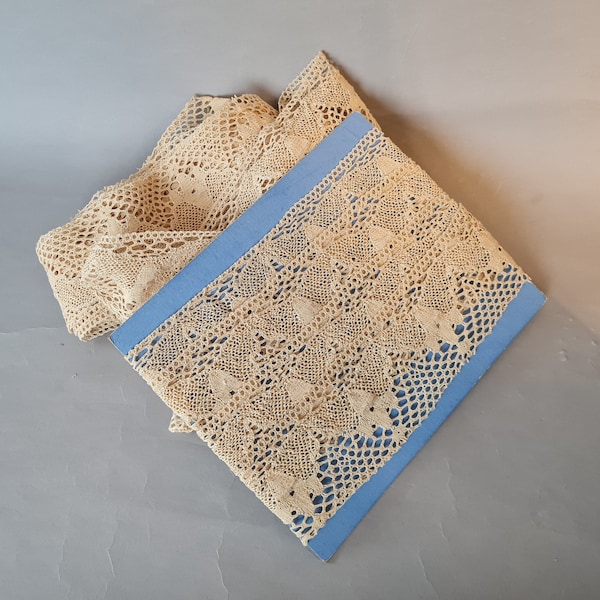 Old scalloped lace with Butterflies, ecru cotton or linen, Le Puy French manufacture, 13 m X 8 cm, creative leisure, clothing, 1900-1940