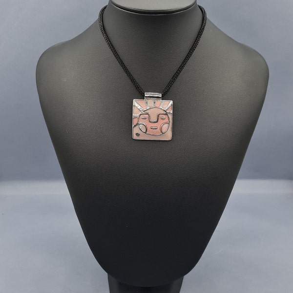 Pendentif émaillé couleur rose sur métal argenté, forme carrée, style cloisonné, à décor d'une tête style "Aztèque", bijou, collier, Vintage