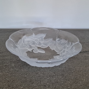 Molded pressed glass bowl, satin-finished relief decoration: grapes, strawberries and cherries, fruit bowl, fruit salad bowl, Shabby Chic, 1950/60