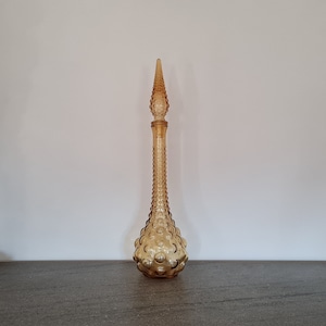 Carafe and its stopper, in amber brown glass, with long neck, decorated with bubbles in relief, Italian glassware, glassware collection, circa 1960