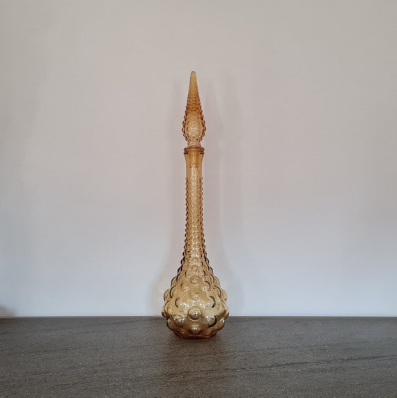 Carafe et son bouchon, en verre marron ambré, à long col, à décor de bulles en relief, Verrerie Italienne, collection verrerie, vers 1960