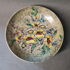 Antieke, grote, diepe schaal van geglazuurd keramiek, polychrome decoratie van een boeket bloemen, gesigneerd Y. Clément, keramist St. Paul de Vence, jaren 1960.