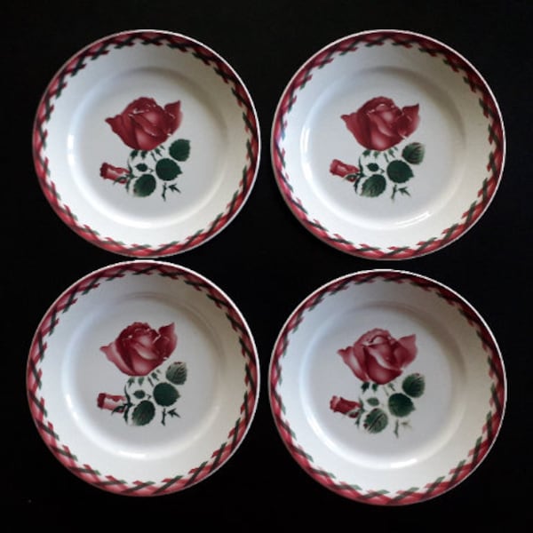 4 assiettes plates, en porcelaine opaque K.G. Lunéville, modèle "Écosse", décor de roses vieux rose et vert, art de la table, vers 1900/1950