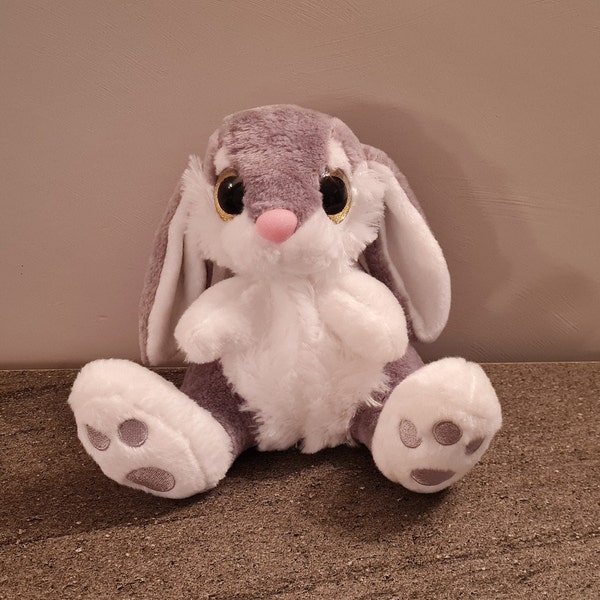 Peluche lapin assis aux gros yeux, de la marque "Barrado", peluche de collection, jouet, doudou, collection lapin, collection gros yeux