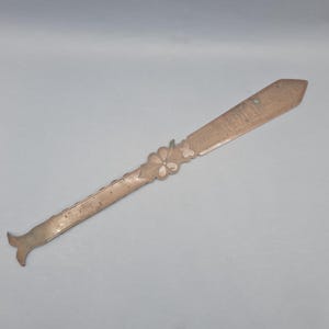 Raro e antigo abridor de cartas de cobre, obra de Poilu 1916, artesanato de trincheira, trevo de 4 folhas e centáurea, Grande Guerra 1914-1918