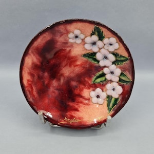 Antiek Limoges emaille sieradenschaaltje, versierd met een reliëf van een bloemtak, gesigneerd "Marylou", klein schaaltje, ramekin, jaren 1960.