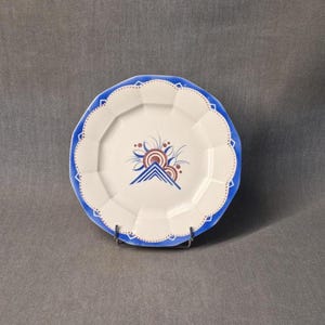 Antikt runt art déco-serveringsfat, Onnaing-keramik, blå och röda geometriska dekorationer, porslin, festbord, 1920-1930