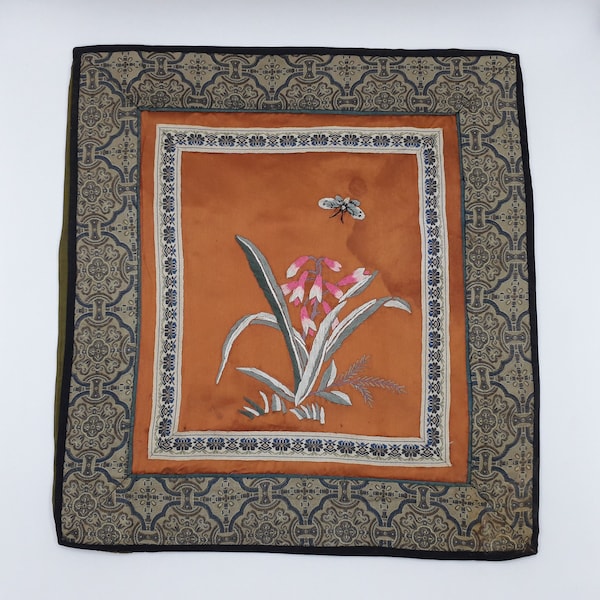 Ancienne broderie Asiatique, cadre ruban, passementerie, broderie fils de soie, motifs fleurs et papillon, loisirs créatifs anciens, 1900/30