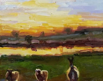 Puede incluir: Una pintura de una puesta de sol sobre un campo con tres ovejas de pie en primer plano. El cielo es una mezcla de amarillo, naranja y morado. El campo es verde y marrón. Las ovejas son blancas y marrones.
