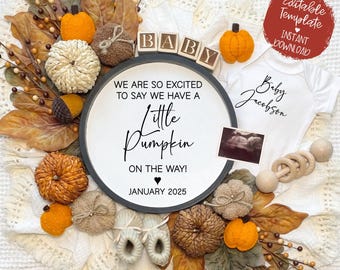 Könnte beinhalten: Ein schwarz-weißes Schild mit dem Text "We are so excited to say we have a Little Pumpkin on the way! January 2025". Das Schild ist von Herbstdekorationen umgeben, darunter Kürbisse, Blätter und ein Baby-Strampler.