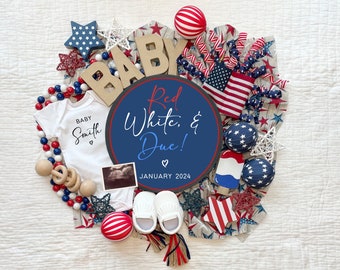 Op de afbeelding: Rode, witte en blauwe babyborreldecoraties met een bord waarop staat "Red White, & Due! January 2024" en een rompertje met de tekst "Baby Smith".