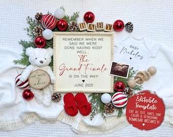 Puede incluir: Un letrero de madera blanco con el texto "Remember when we said we were done having kids? Well... The Grand Finale is on the way! June 2025" con un corazón rojo. Un body blanco con el texto "Baby Nicholas" y un corazón rojo. Un oso de peluche blanco sosteniendo un letrero de madera con el texto "One more to adore". El letrero está rodeado de adornos navideños rojos y blancos, un sonajero de madera y zapatitos rojos y blancos para bebé.