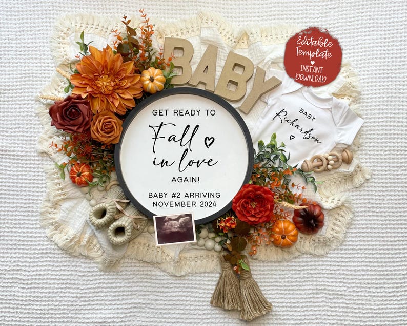 K&ouml;nnte beinhalten: Eine Baby-Ank&uuml;ndigung im Herbst-Thema mit einem schwarz-wei&szlig;en Schild, auf dem steht "Mach dich bereit, dich wieder zu verlieben! Baby Nr. 2 kommt im November 2024". Das Schild ist von Herbstlaub umgeben, darunter orange und rote Blumen, Bl&auml;tter und K&uuml;rbisse. Es gibt auch einen wei&szlig;en Strampler mit dem Text "Baby Richardson" darauf.
