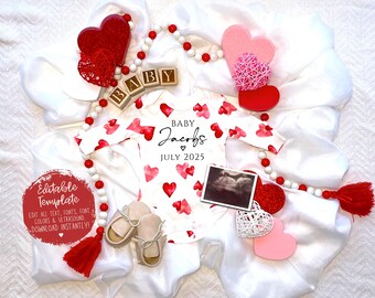Könnte beinhalten: Ein weißer Strampler mit roten Aquarellherzen und dem Text "BABY Jacobs JULY 2025". Der Strampler ist umgeben von roten und rosa Herzen, weißen Perlen und einem roten Quast.