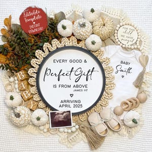 Puede incluir: Un cartel enmarcado en blanco y negro con el texto "Every good & Perfect Gift is from above James 1:17" y "Arriving April 2025". El cartel está rodeado de calabazas blancas, bloques de madera que deletrean "BABY", un body blanco con el texto "Baby Smith" y una guirnalda de cuentas de madera.