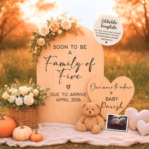 Puede incluir: Un anuncio de embarazo con un letrero de madera que dice "SOON TO BE A Family of Five" y "DUE TO ARRIVE APRIL 2026". La escena incluye calabazas, un oso de peluche, una foto de ultrasonido y arreglos florales.