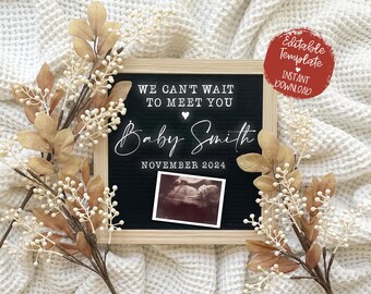 Könnte beinhalten: Ein schwarzes Schild aus Schiefer mit weißem Text, der "We can't wait to meet you Baby Smith November 2024" lautet. Auf dem Schild befinden sich ein kleines Herz und ein Ultraschallbild. Das Schild ist von braunen Zweigen mit weißen Beeren umgeben.