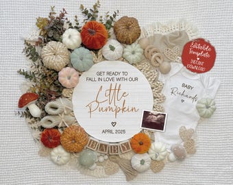 Könnte beinhalten: Ein weißer Strampler mit dem Text "BABY Richards" und einem Herz. Ein rundes Holzschild mit dem Text "GET READY TO FALL IN LOVE WITH OUR Little Pumpkin" und dem Datum "APRIL 2025". Das Schild ist umgeben von Herbstdekorationen, darunter Kürbisse, Blätter und ein kleines Holzschild mit der Aufschrift "BABY".