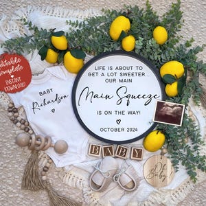 Może przedstawiać: Okrągły znak w kolorze czarno-białym z tekstem "Life is about to get a lot sweeter... Our Main Squeeze is on the way! October 2024". Znak otoczony jest cytrynami i zielenią. Jest biały śpioszek z tekstem "Baby Richardson" i małe zdjęcie USG.