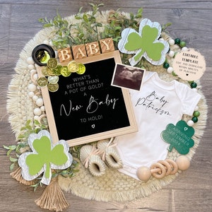 Op de afbeelding: Een baby-aankondiging met een groene klaver, een wit rompertje met de tekst "Baby Patrickson", een schoolbord met de tekst "What's better than a pot of gold? A New Baby to hold!" en houten blokken die "BABY" spellen.