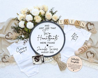 Puede incluir: Un pelele blanco con el texto "Coming Soon" en letras negras. Un pelele blanco con el texto "Me Too!" en letras negras. Un letrero redondo de madera con el texto "And just like that Two Heartbeats Were Found Jacobs Twins August 2025".