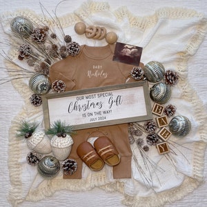 Christmas Pregnancy Announcement, Baby Announcement, Gender Neutral Baby Reveal, Instant Editable Template, Social Media Pregnancy Reveal