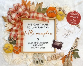 Könnte beinhalten: Eine Baby-Ankündigung im Herbst-Stil mit einem weißen Schild, auf dem steht "We can't wait to unwrap this little pumpkin" mit einem Herz und "Baby Richardson Arriving March 2025". Neben dem Schild liegt ein weißer Strampler mit dem Text "Get ready to fall in love". Der Hintergrund zeigt eine rot-weiß karierte Schleife, Herbstblätter und eine Perlenkette aus Holz.
