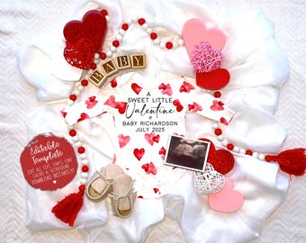 Könnte beinhalten: Ein weißer Strampler mit roten Herzen und dem Text "A Sweet Little Valentine" und "Baby Richardson July 2025". Der Strampler ist umgeben von roten und weißen Herzen, einer weißen Perlenkette und einer weißen Decke.