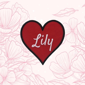 "Gewohnt ""IHR NAME"" personalisierte Valentinstag Herz gestickter Aufnäher Aufnäher zum Aufnähen Romantik Schatz Geschenk rotes Herz Freundin Liebe."