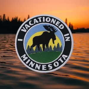 Parche bordado «Vacaciones en Minnesota», para planchar o coser. Ideal para ropa, chalecos, mochilas y otros artículos. Diseño con motivos de naturaleza, alces y animales. Recuerdo de viaje.