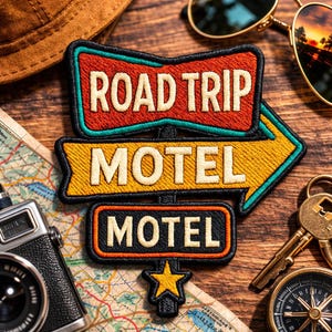 Könnte beinhalten: Ein gestickter Aufnäher mit einem roten Schild mit der Aufschrift ROAD TRIP, einem gelben pfeilförmigen Schild mit der Aufschrift MOTEL und einem kleineren schwarzen rechteckigen Schild mit der Aufschrift MOTEL, vertikal angeordnet mit einem gelben Stern.