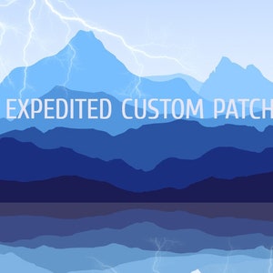Puede incluir: Diseño gráfico con una cordillera en tonos azules, con rayos y el texto "EXPEDITED CUSTOM PATCH" en blanco. El diseño tiene un efecto de capas, creando profundidad.