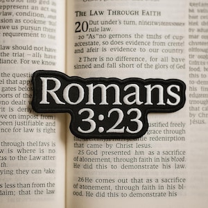 Toppa con Romani 3:23/Toppa termoadesiva/Versetto della Bibbia/Regalo religioso/Motociclista cristiano/Applicazione ricamata da cucire per abbigliamento, gilet/giacca, cappello, zaino