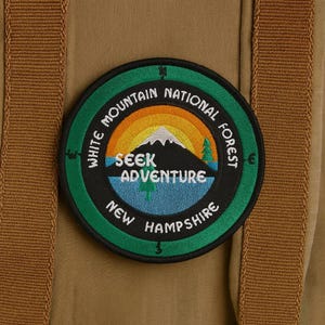 Parche bordado termoadhesivo o cosido del Bosque Nacional de las Montañas Blancas para ropa, mochila, recuerdo de senderismo de New Hampshire o parche de brújula.