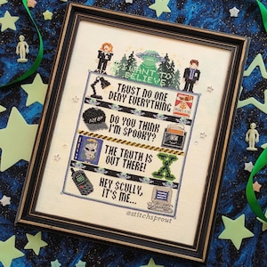 Può includere: Opera d'arte a punto croce incorniciata in una cornice nera. Il design presenta testo e immagini relative alla frase "I Want to Believe". Il design include frasi come "Trust No One" e "The Truth Is Out There!" Lo sfondo è blu scuro con stelle verdi e figurine aliene.