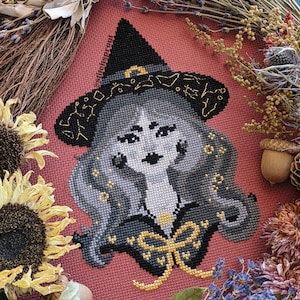Bruja de la Constelación Celestial - Patrón de Punto de Cruz Gótico - Descarga Instantánea en PDF - Brujería, Halloween, Noche Estrellada