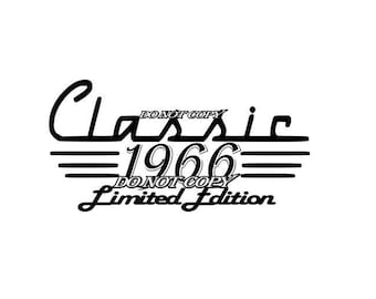 Puede incluir: Diseño gráfico negro sobre fondo blanco. El diseño incluye la palabra "Classic" en cursiva, el año "1966" y las palabras "Limited Edition". También se incluyen las palabras "Do Not Copy".