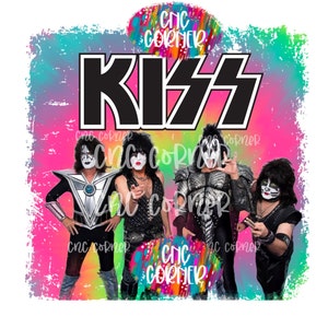 Può includere: Un design digitale con la band KISS su uno sfondo colorato tie-dye. I membri della band indossano il loro trucco e i loro costumi iconici. Il testo "CNC Corner" appare più volte intorno all'immagine.
