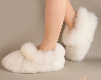 Alpaca fur slippers - handmade Peruvian gift - white alpaca slippers from Peru - unisex slippers - fur slippers - winter slippers