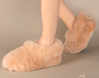 Alpaca fur slippers, Christmas gift, beige slippers, handmade in Peru, unisex slippers, winter slippers