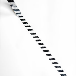 Ruban adhésif Washi noir et blanc à rayures grunge et diagonales de 10 mm de large, rouleau de 10 m