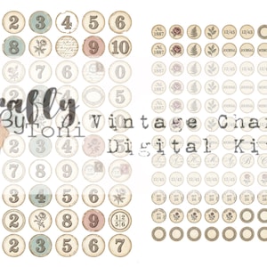 Op de afbeelding: Een digitale kit met ronde bedels in vintage-stijl met cijfers, bloemmotieven en tekst. De bedels zijn in verschillende kleuren, waaronder beige, blauw en roze. De tekst "Crafty by Toni" en "Vintage Charm Digital Kit" is ook zichtbaar.