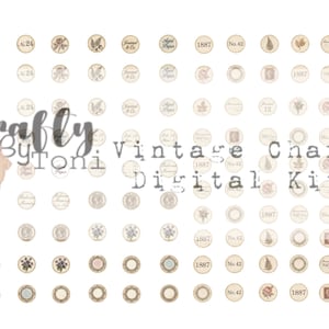 Op de afbeelding: Een verzameling digitale bedels in vintage stijl. De ronde bedels tonen verschillende illustraties, tekst en cijfers, waaronder "1887", "No. 42", en bloemen- en botanische motieven. De tekst "Crafty by Toni Vintage Charm Digital Kit" is ook aanwezig.