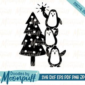 K&ouml;nnte beinhalten: Schwarz-wei&szlig;e digitale Grafik mit drei Pinguinen und einem Weihnachtsbaum. Ein Pinguin h&auml;lt einen Stern. Text enth&auml;lt "DIGITALER DOWNLOAD" und "Doodles by Moonpuff". Dateiformate: SVG, DXF, EPS, PDF, PNG, JPG.