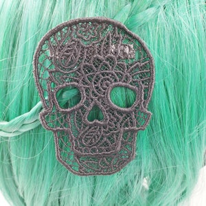 Tète de mort, Embroidered lace patch, Black halloween jewellery, halloween lace, skull hairclip, Barrette cráne,  spooky hair clips